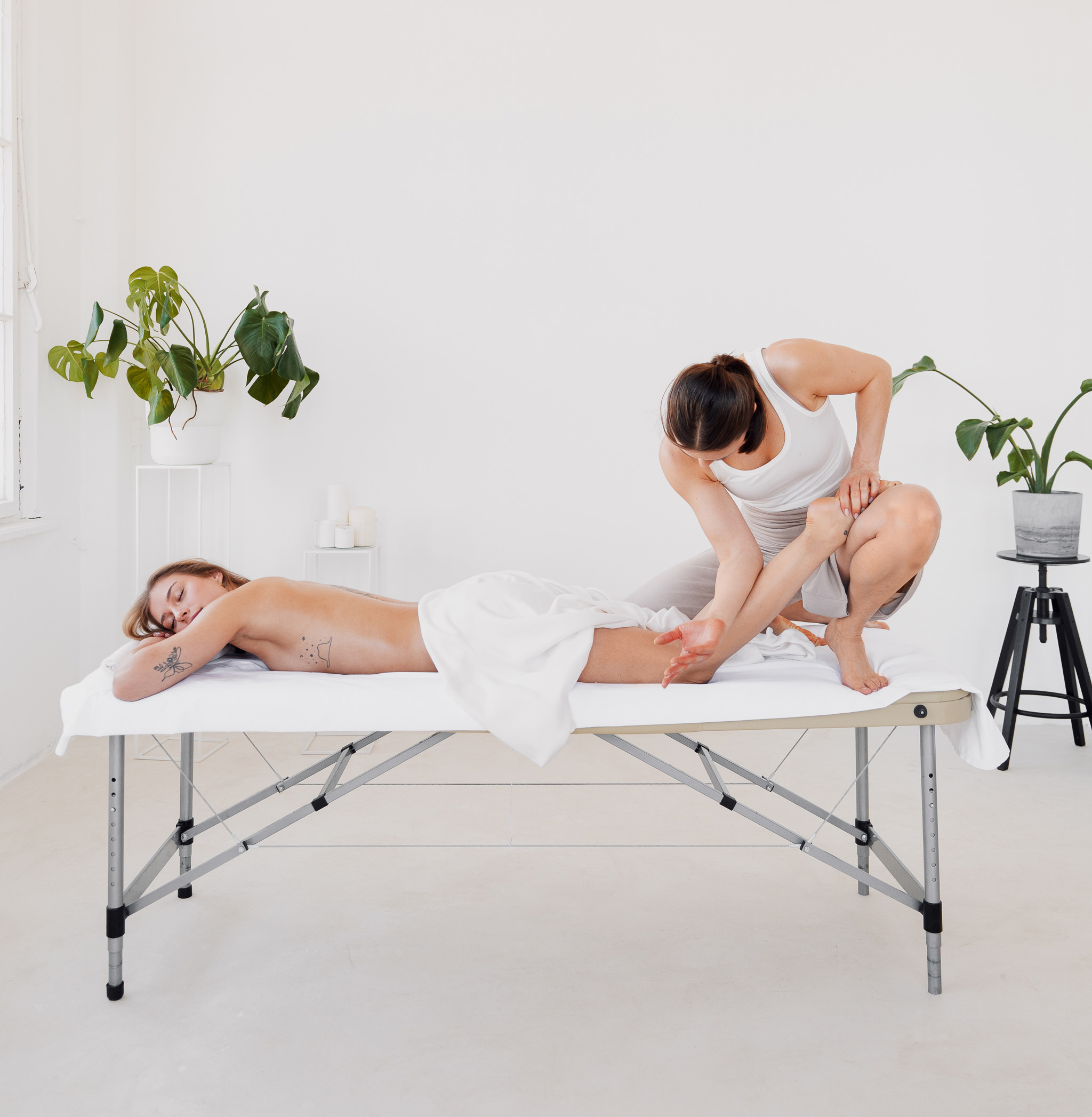 Masaż nóg na stole terapeutycznym – praca na łydkach i udach