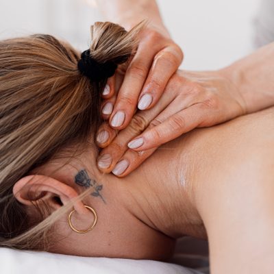 Technika masażu karku wykonywana dłońmi, ujęcie z bliska na pracę manualną