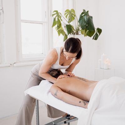 Masaż pleców w gabinecie – praca terapeuty manualnej na odcinku piersiowym